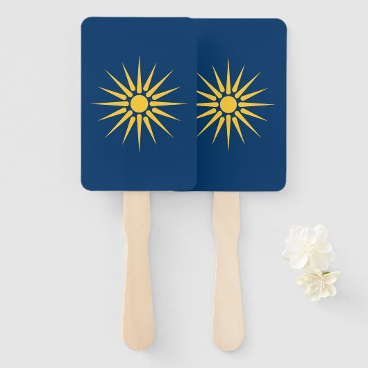 Patriotic set of hand fans with flag of Macedonia Handwaaier (Voorkant en achterkant)