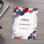 Patriotique rouge blanc bleu noir ballons nom 2026<br><div class="desc">Un arrière - plan blanc chic. Décoré de ballons de couleur patriotique en bleu rouge et blanc. Personnalisez et ajoutez une année,  un nom et un titre. Texte rouge et bleu.</div>