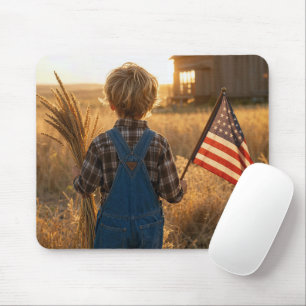 Patriottische jongen met Amerikaanse vlag en tarwe Muismat