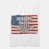 Patriottische man papa beschermer held vlag shirt  theedoek (Verticaal)