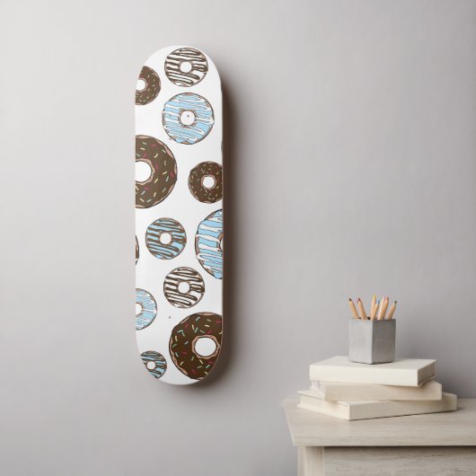 Patroon donuts, blauwe donuts, bruine donuts skateboard (Muurkunst)