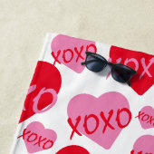 Patroon Harten XOXO Liefde Rood Roze Wit Monogram Strandlaken (In situ)
