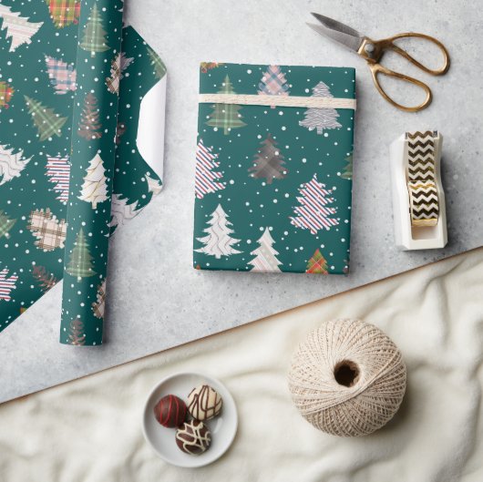 Patroon met gevlekte kerstbomen in groen cadeaupapier (Crafts)