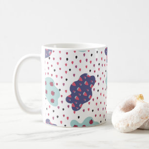 Patroon met wolken, lieveheersbeestjes en bessen koffiemok