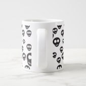 Patroon met zwarte schedels op wit extra grote mok (Achterkant)