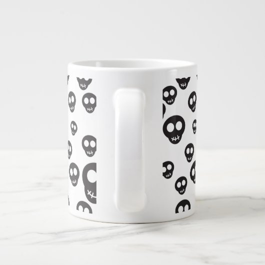 Patroon met zwarte schedels op wit extra grote mok (Achterkant)