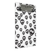 Patroon met zwarte schedels op wit mini klembord (Schuin)