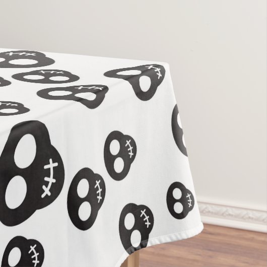 Patroon met zwarte schedels op wit tafelkleed (Voorbeeld)