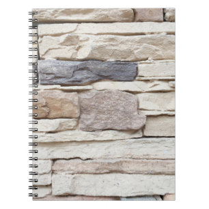 Patroon van de moderne stenen muur met een laag op notitieboek