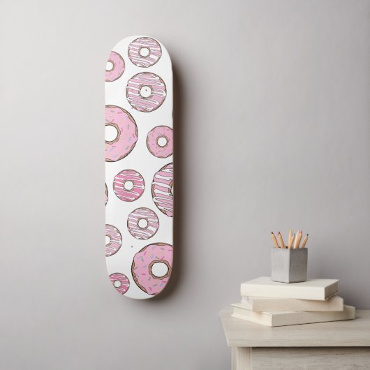 patroon van donuts, roze donuts, sproeten skateboard (Muurkunst)