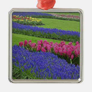Patroon van druifhyacint, tulpen en metalen ornament