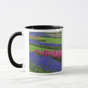 Patroon van druifhyacint, tulpen en mok