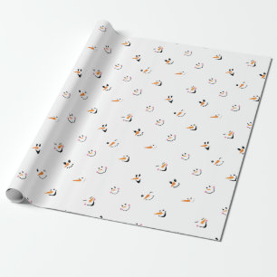 Patroon van grappige sneeuwmannengezichten op wit cadeaupapier