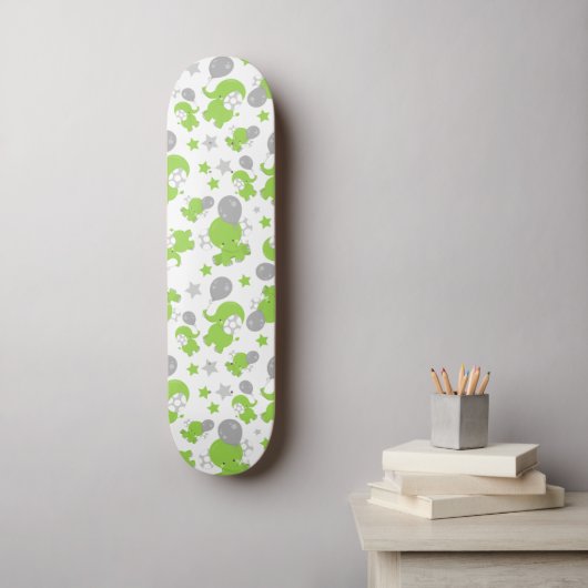 Patroon van groene olifanten, luifantennestelaars, skateboard (Muurkunst)
