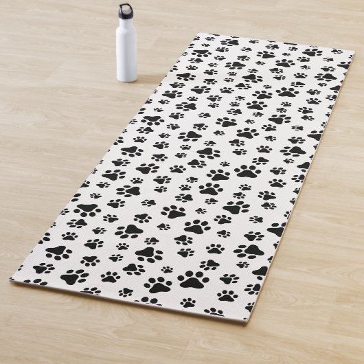 Patroon van poten, hondenpoten, zwart en wit yogamat (In situ)