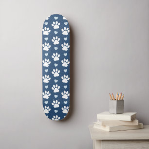 Patroon van poten, reuzenpoten, witte poten, blauw skateboard