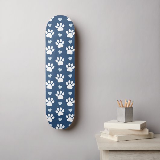 Patroon van poten, reuzenpoten, witte poten, blauw skateboard (Muurkunst)