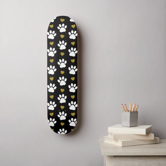 Patroon van poten, reuzenpoten, witte poten, goudh skateboard (Muurkunst)