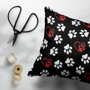 Patroon van poten, witte poten, rode poten, harten accent kussen