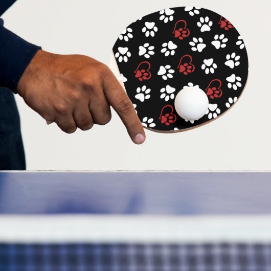 Patroon van poten, witte poten, rode poten, harten tafeltennisbatje (Insitu)