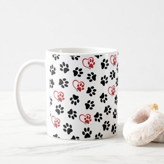 Patroon van poten, zwarte poten, rode poten, harte koffiemok (Met donut)