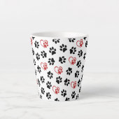 Patroon van poten, zwarte poten, rode poten, harte latte mok (Voorkant)