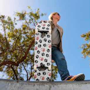 Patroon van poten, zwarte poten, rode poten, harte skateboard