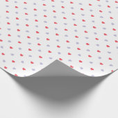 Patroon van rode en blauwe harten op wit cadeaupapier (Hoek)