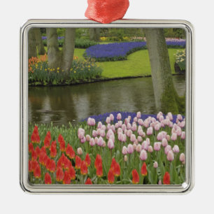 Patroon van tulpen en druif-hyacint bloemen, metalen ornament