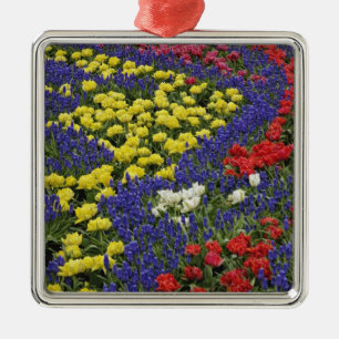 Patroon van tulpen en druifhyacint bloemen, 2 metalen ornament