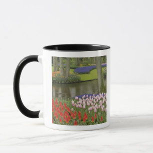 Patroon van tulpen en druifhyacint bloemen, mok