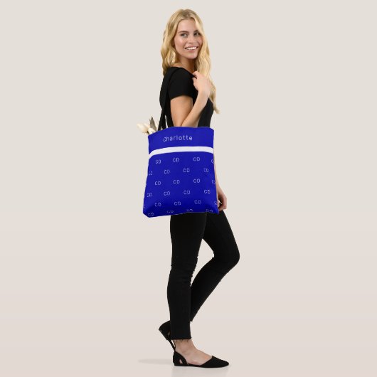 Patroonnaam koninklijk blauw wit monogram initiaal draagtas (Op model)