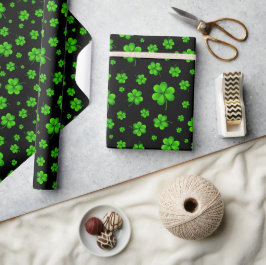 Pattern of green shamrocks on black background cadeaupapier