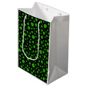 Pattern of green shamrocks on black background medium cadeauzakje (Voorkant Gekanteld)