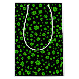 Pattern of green shamrocks on black background medium cadeauzakje