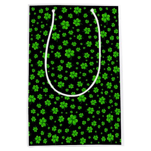 Pattern of green shamrocks on black background medium cadeauzakje (Voorkant)