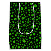 Pattern of green shamrocks on black background medium cadeauzakje (Achterkant)