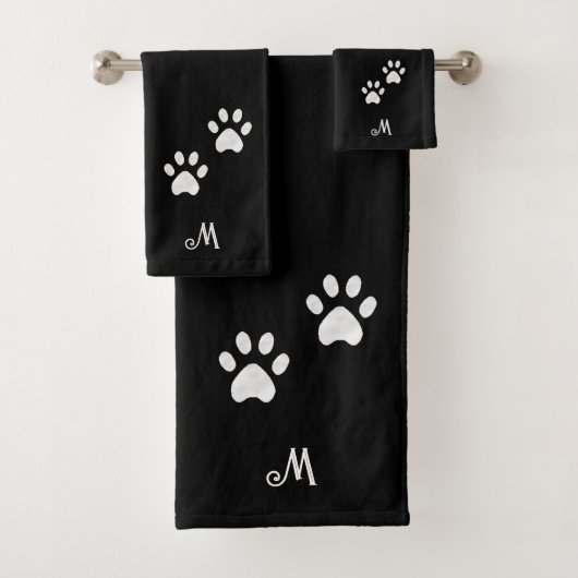 Pattes d'animaux et monogramme sur un ensemble de (En situation)