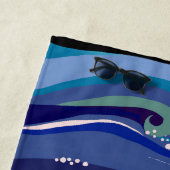 PATTES SUR la serviette de plage de chien de PLAGE (En situation)