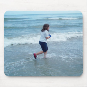 Patty loopt op het strand muismat