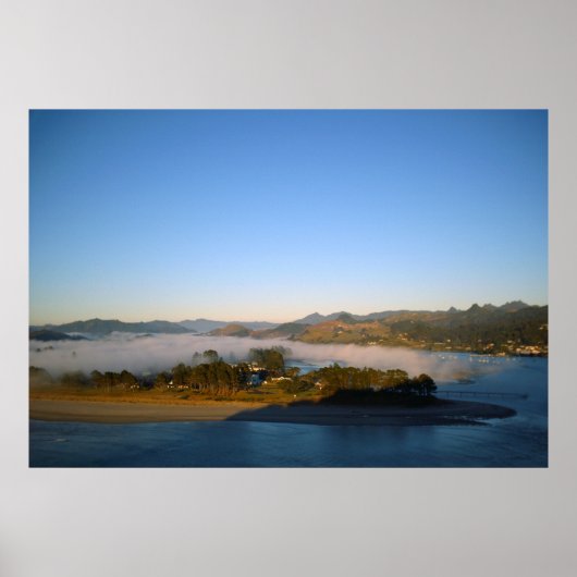 Pauanui-schiereiland bedekt met Fog Poster (Voorkant)