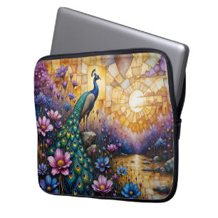 Pauw in bloemrijke landschap laptop sleeve