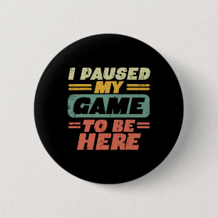 Pauzeerde mijn spel om hier te zijn Retro gamen Ga Ronde Button 5,7 Cm