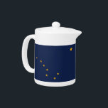 Pavillon de l'État de l'Alaska<br><div class="desc">Ajoutez une touche de fierté à votre thé avec notre théière exclusive avec le drapeau de l'Alaska! Réalisée avec soin dans le détail, cette théière est plus qu’un simple élément fonctionnel, c’est une célébration du patrimoine et de la fierté culturelle de l’Alaska. Le design met en valeur l'emblème emblématique de...</div>