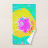 Pavot jaune avec centre rose chaud sur Turquoise (Serviette à main)
