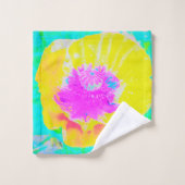 Pavot jaune avec centre rose chaud sur Turquoise (Gant de toilette)