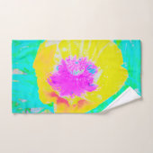 Pavot jaune avec centre rose chaud sur Turquoise (Serviette à main)