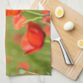 Pavots dans une serviette de cuisine de champ de (Quart Plié)