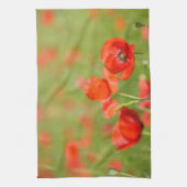 Pavots dans une serviette de cuisine de champ de (Vertical)