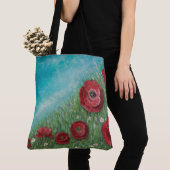 Pavots rouges sur un sac fourre-tout à colline (De près)